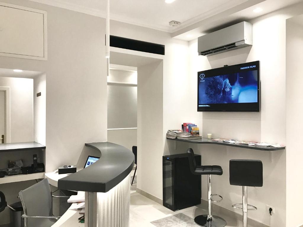 TV a/nebo společenská místnost v ubytování Boutique Hôtel Neptune Nice
