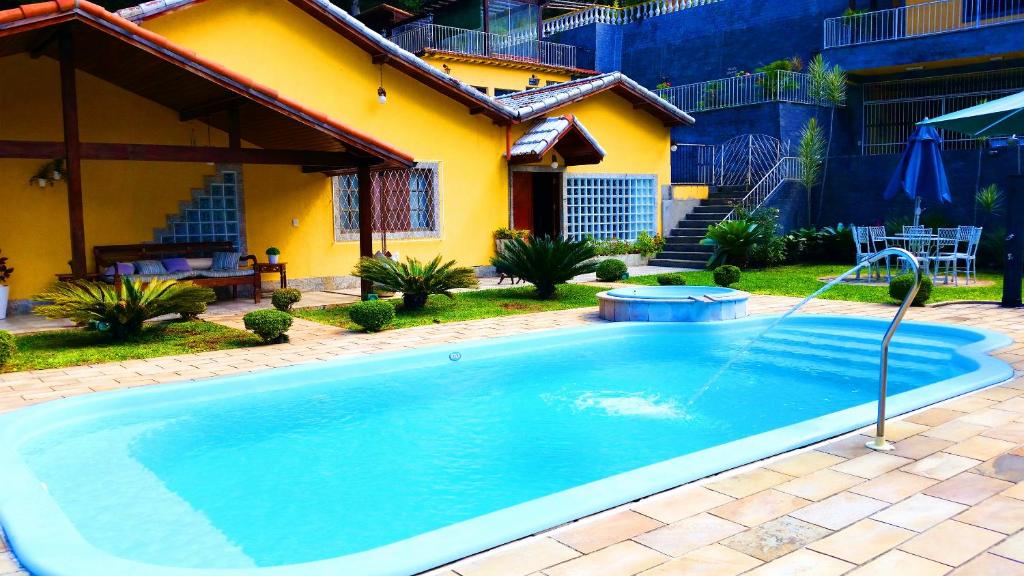 A piscina localizada em Sitio Recanto dos Meus Sonhos ou nos arredores