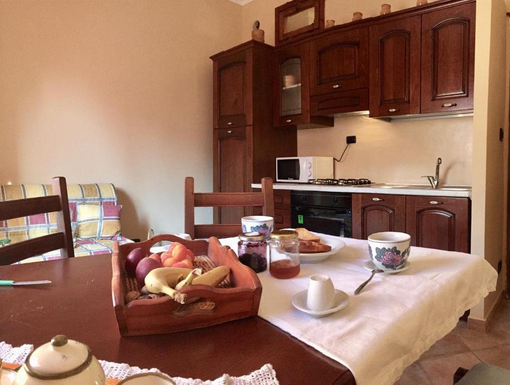 een keuken met een tafel en een fruitschaal bij Da Duccio e Maria in Acceglio