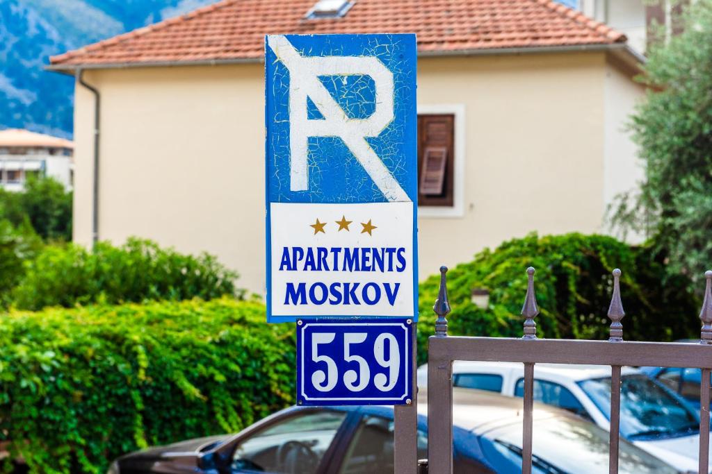 Certyfikat, podpis lub inny dokument wystawiony w obiekcie Apartments Moskov