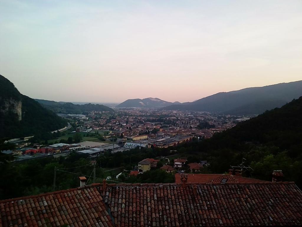 vistas a una ciudad con montañas en el fondo en Casa Bondone en Villanuova sul clisi