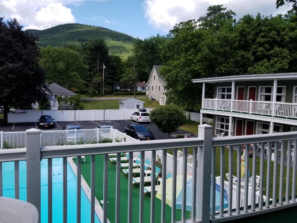 Nespecifikovaný výhled na hory nebo výhled na hory při pohledu z motelu