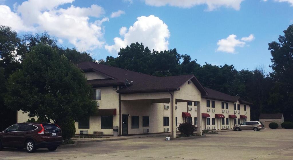 a building with cars parked in a parking lot at Anderson Chesterfield Travel Inn in Daleville