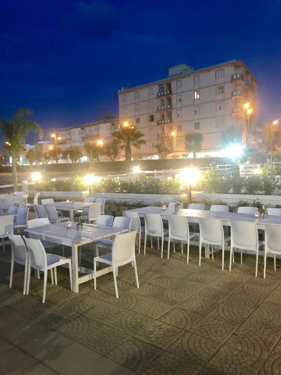Reštaurácia alebo iné gastronomické zariadenie v ubytovaní LA BAIA DI NETTUNO Il Gatto e La Volpe
