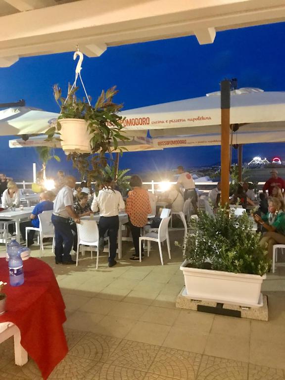 Reštaurácia alebo iné gastronomické zariadenie v ubytovaní LA BAIA DI NETTUNO Il Gatto e La Volpe