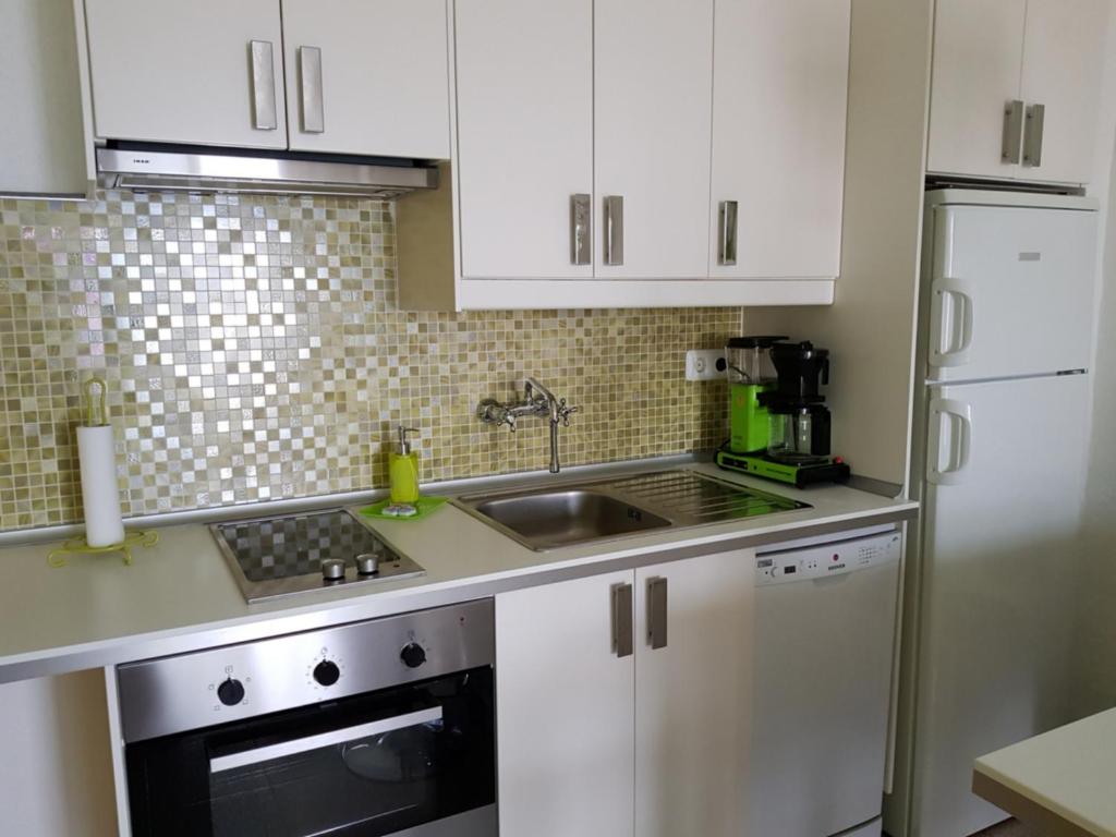 A kitchen or kitchenette at Guanabara Park - 7 Heaven apartments
