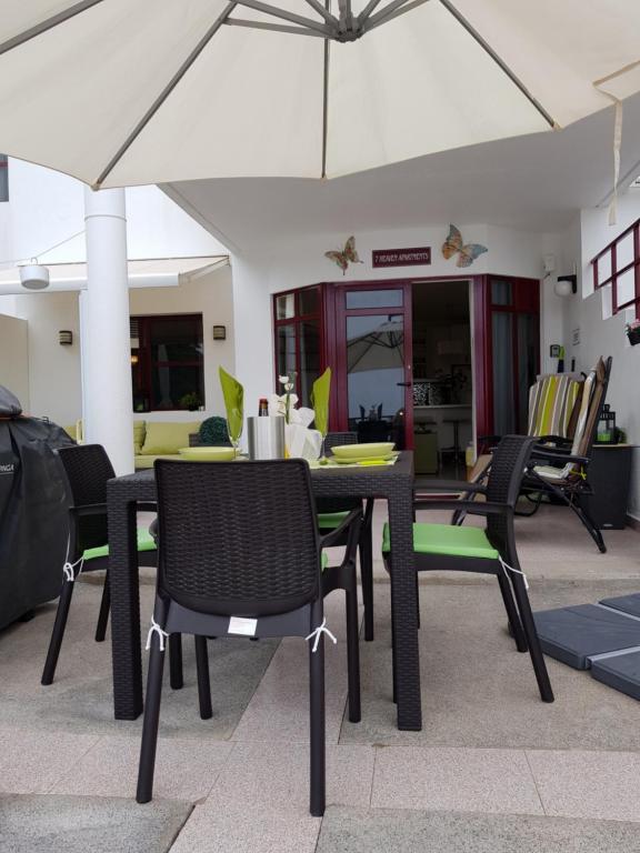 A seating area at Guanabara Park - 7 Heaven apartments