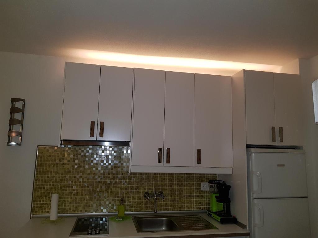 A kitchen or kitchenette at Guanabara Park - 7 Heaven apartments