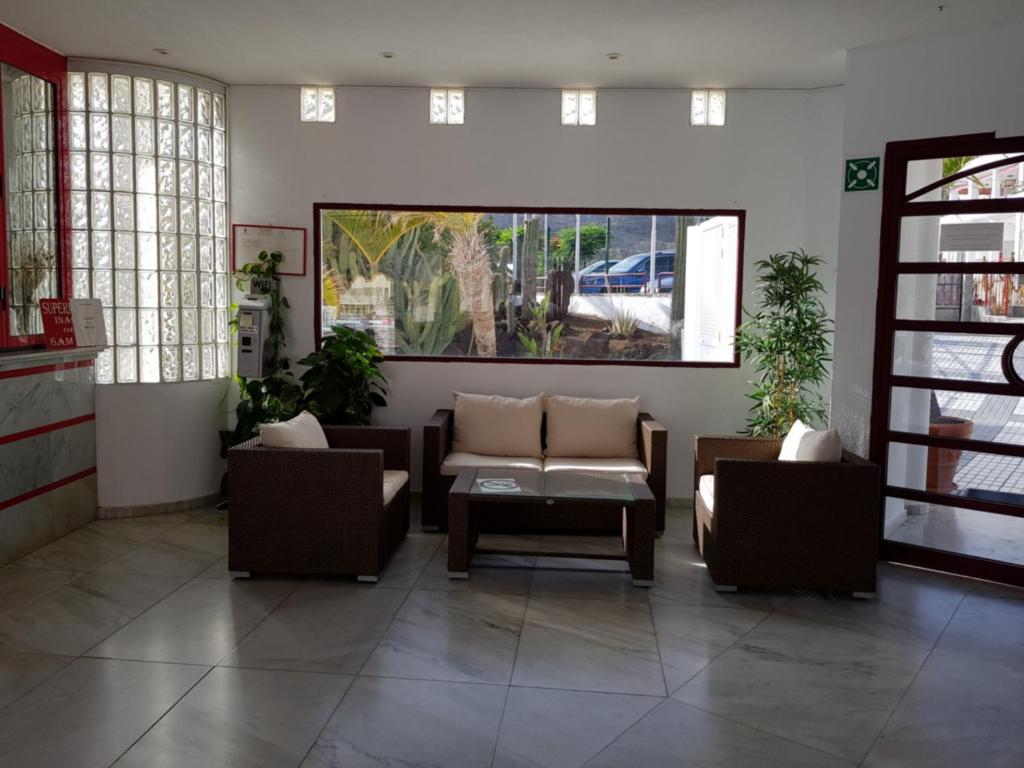A seating area at Guanabara Park - 7 Heaven apartments