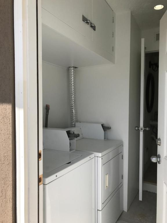 uma cozinha com armários brancos e um lavatório em Pyramid Resort Motel em Wildwood Crest