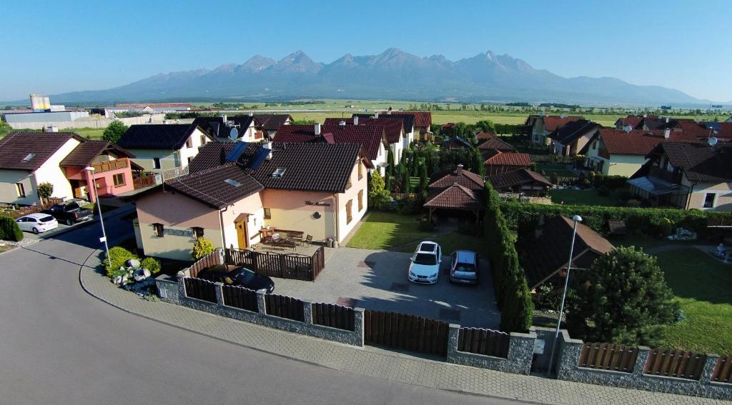 una vista aérea de un barrio residencial con casas en Vila Martina en Poprad