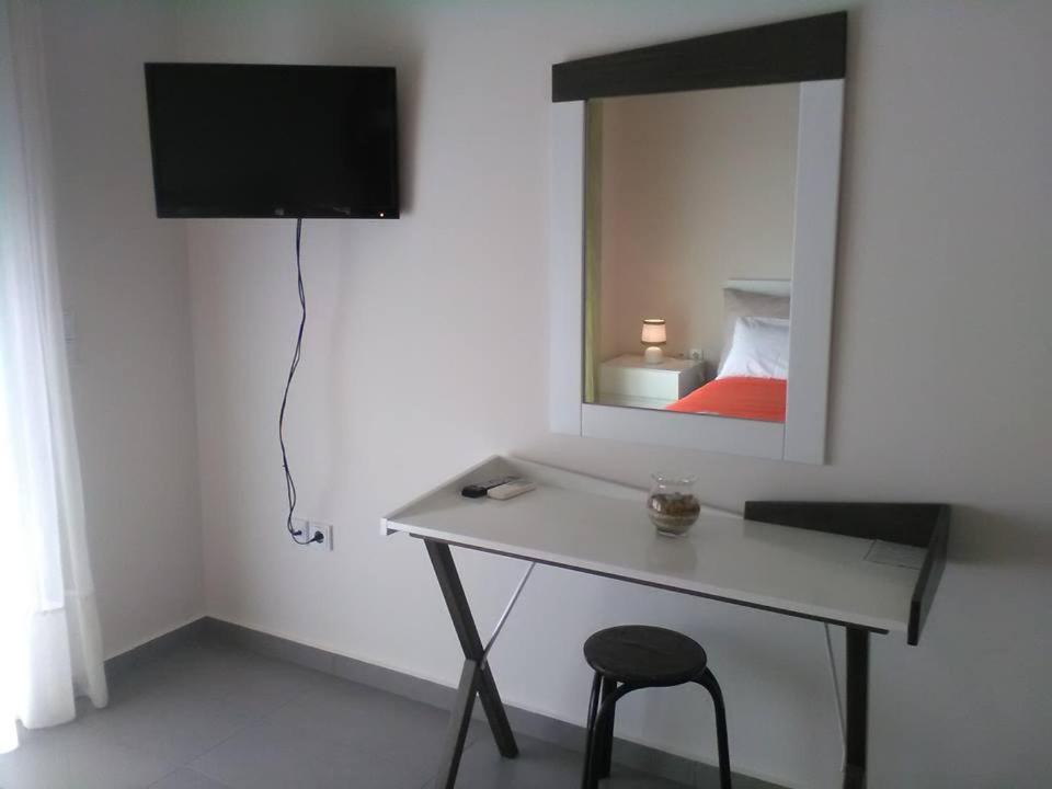 Televízia a/alebo spoločenská miestnosť v ubytovaní Fevronia's Rooms