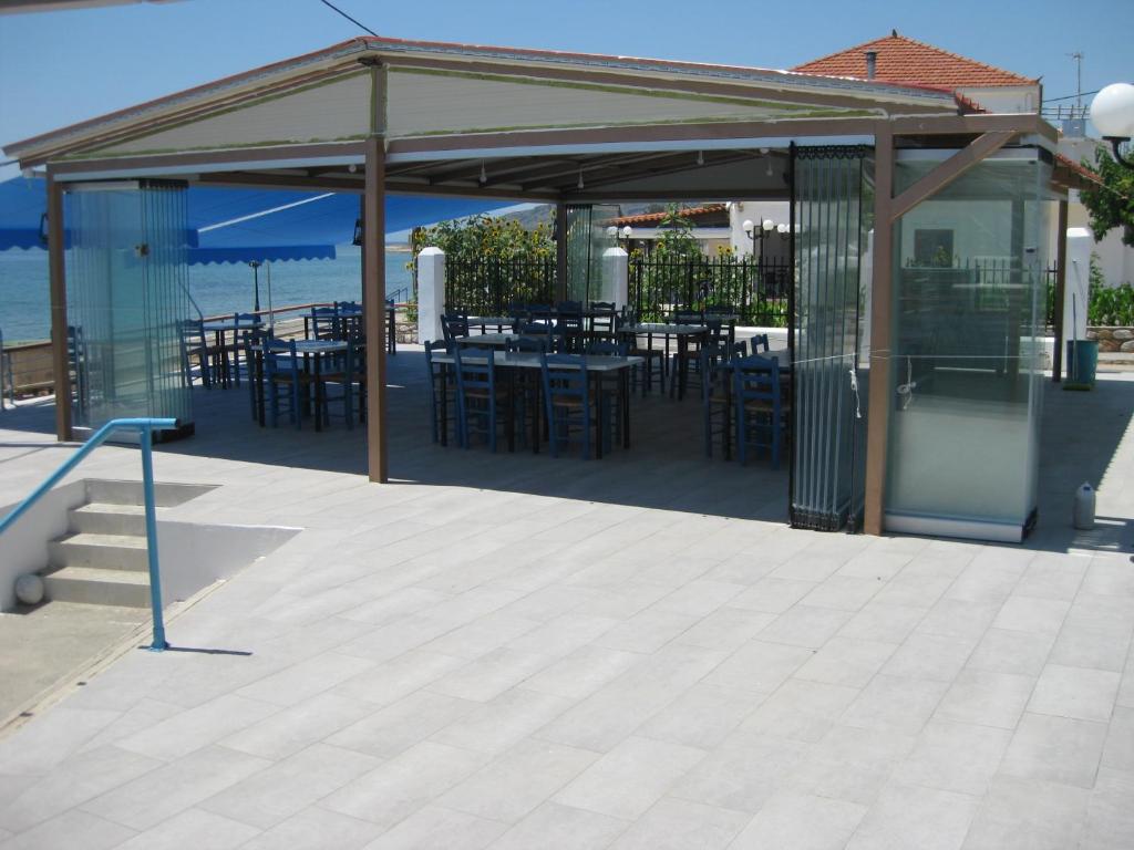 A restaurant or other place to eat at Maravelias House