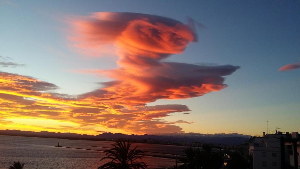 a cloud formation in the sky at sunset at Apartamentos Ferrán Paqui in Roses
