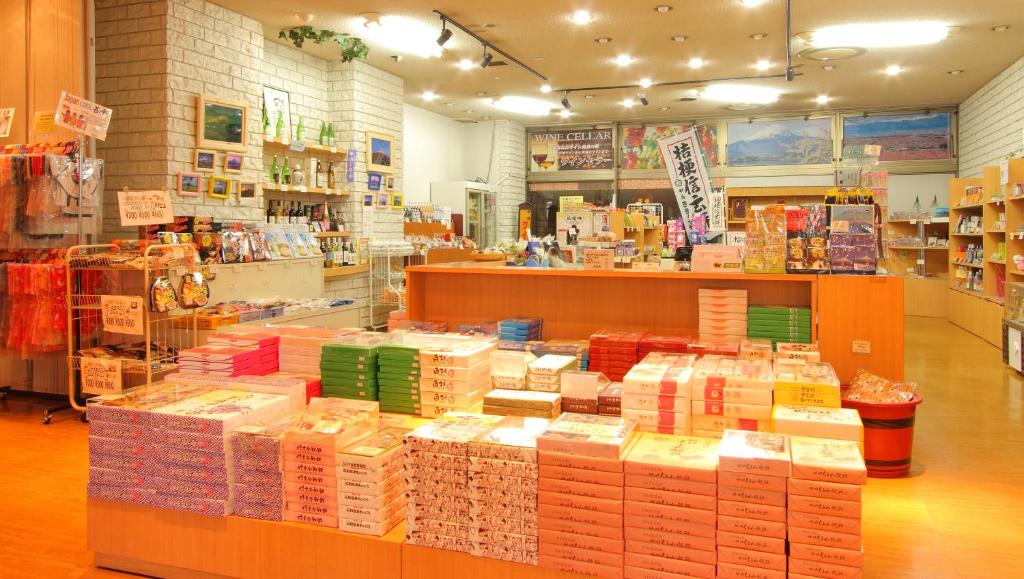 Supermarket nebo jiné obchody v  ryokanu nebo okolí