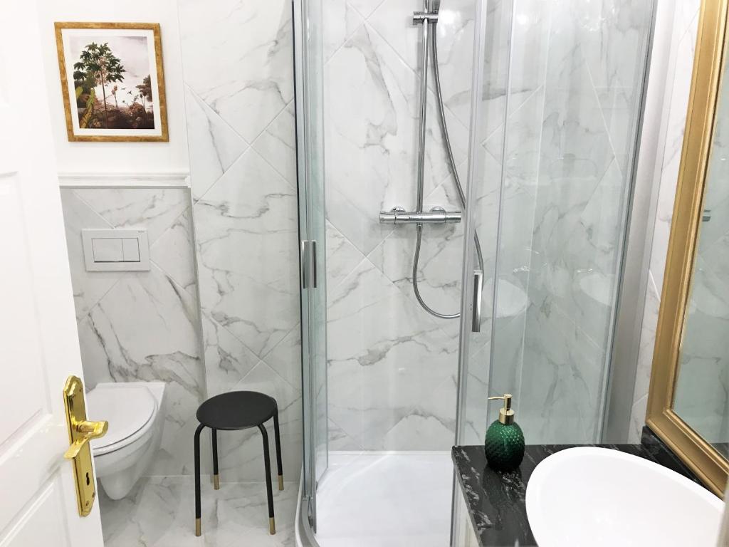 A bathroom at Chestnut & Eliza Suites - Superior Homes Downtown