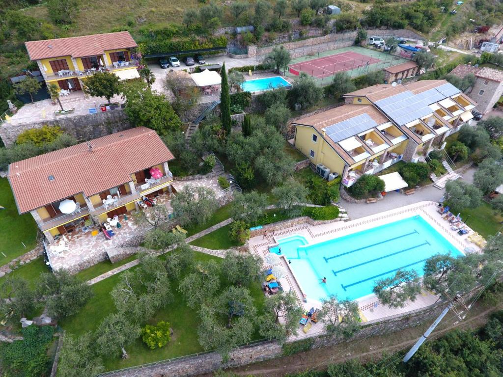 Bazén v ubytování Taki Village nebo v jeho okolí