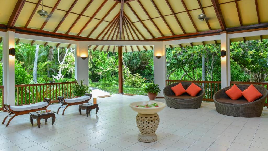 Posezení v ubytování Adaaran Select Meedhupparu - Complimentary Stay for 1 Child for Stays between April 2025 to September 2025