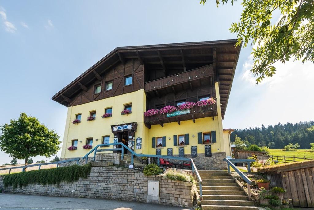 un edificio con escaleras delante en Landhotel Sportalm, en Philippsreut