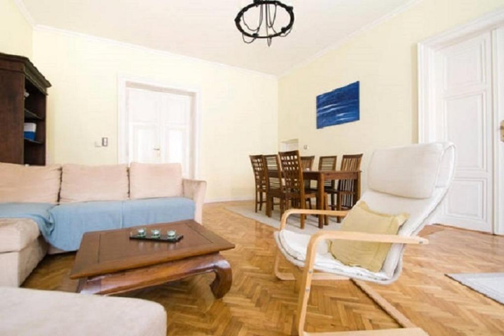 ブダペストにあるClassy Danube Apartmentのリビングルーム(ソファ、椅子、テーブル付)