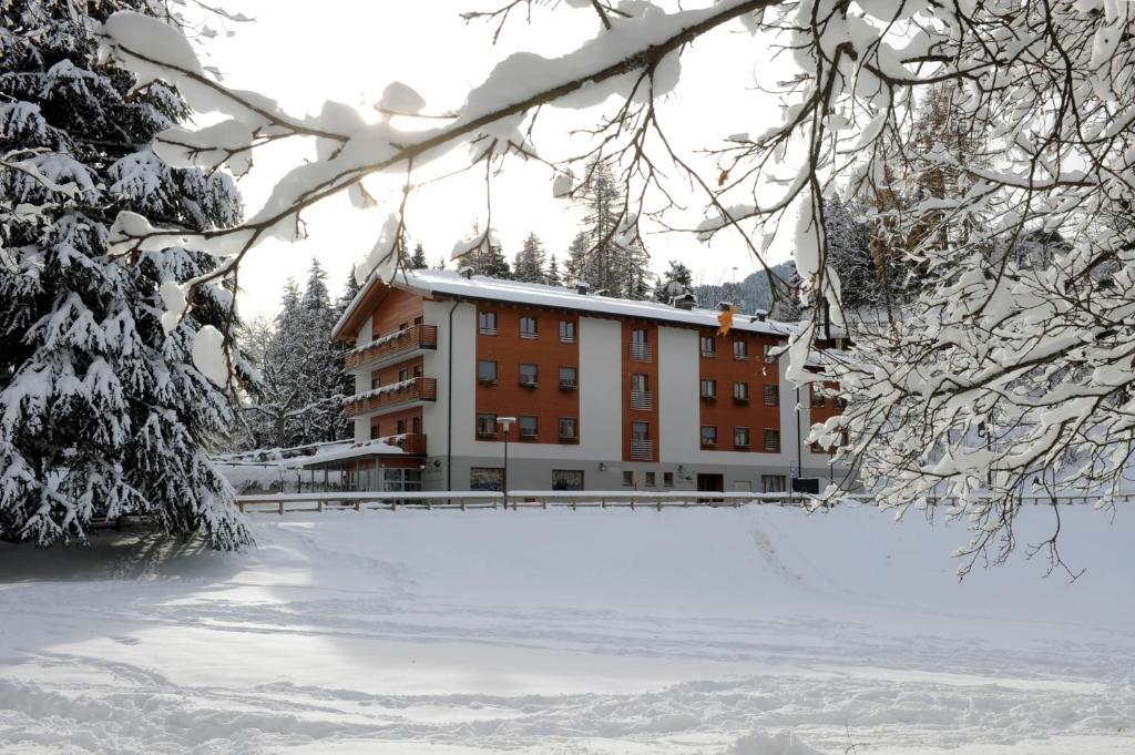 Residence Hotel Candriai Alla Posta om vinteren