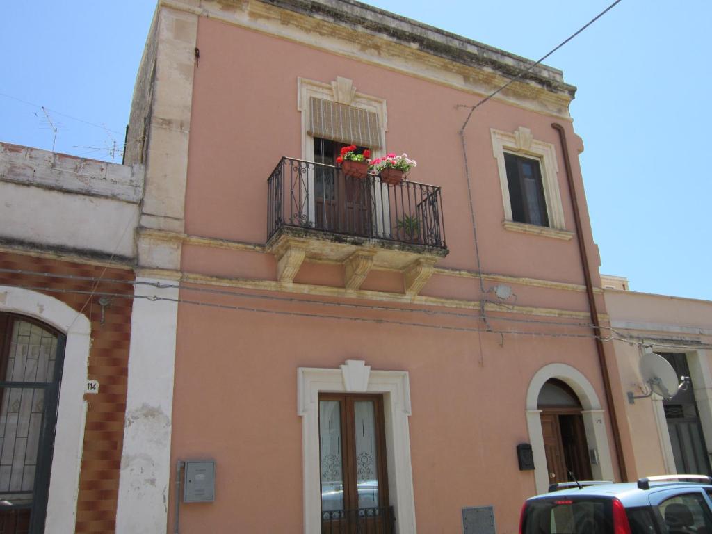 シラクーサにあるL'Arancio e il Limoneの花の咲くピンクの建物