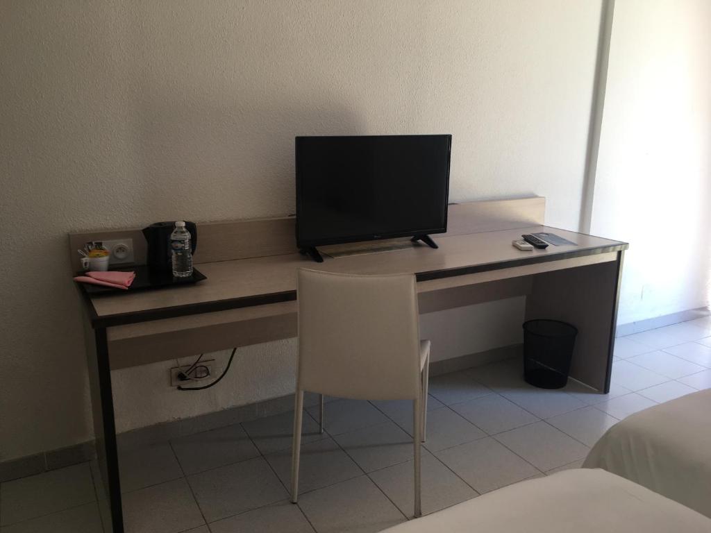 TV a/nebo společenská místnost v ubytování Hotel La Clé