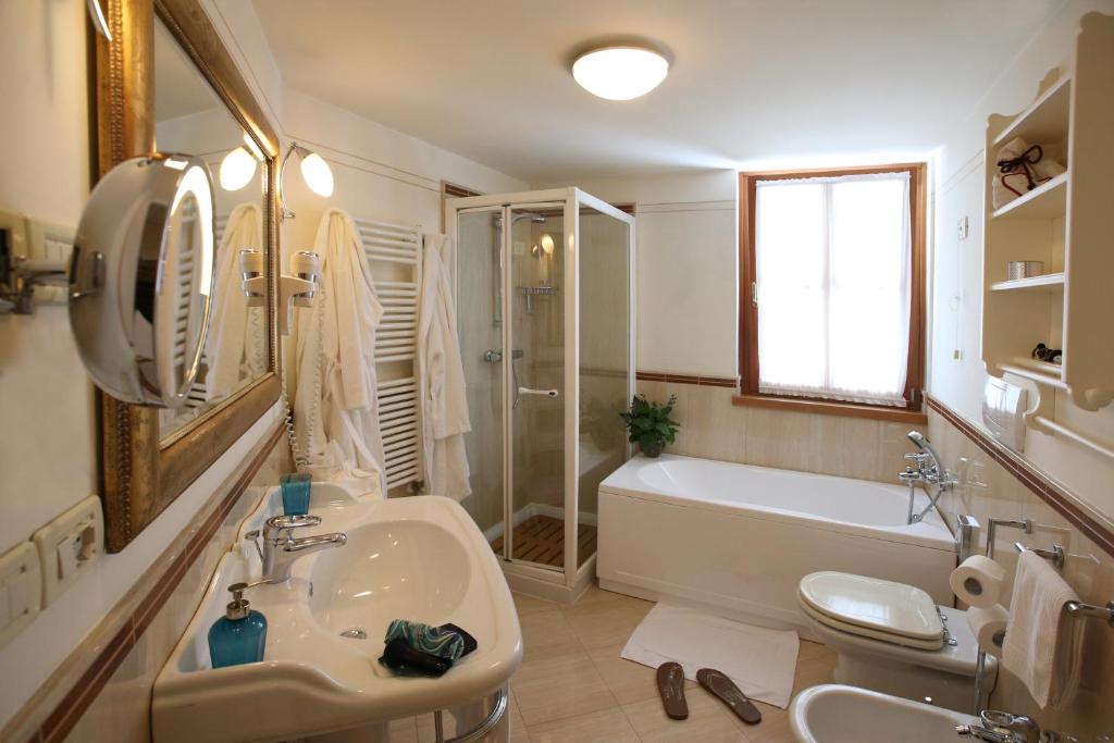 Koupelna v ubytování Alpen Suite Hotel