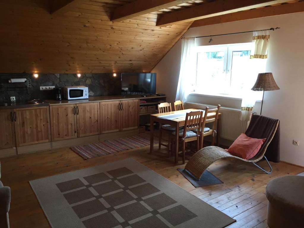 TV a/nebo společenská místnost v ubytování Apartments Huty