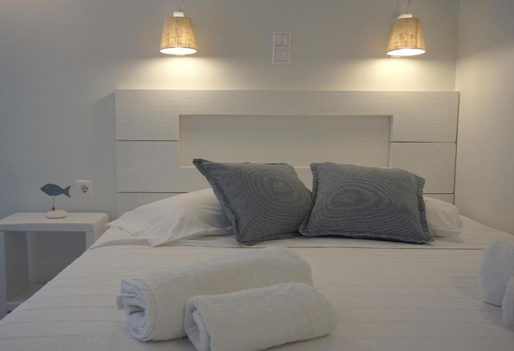 Uma cama ou camas num quarto em Glaros Studios