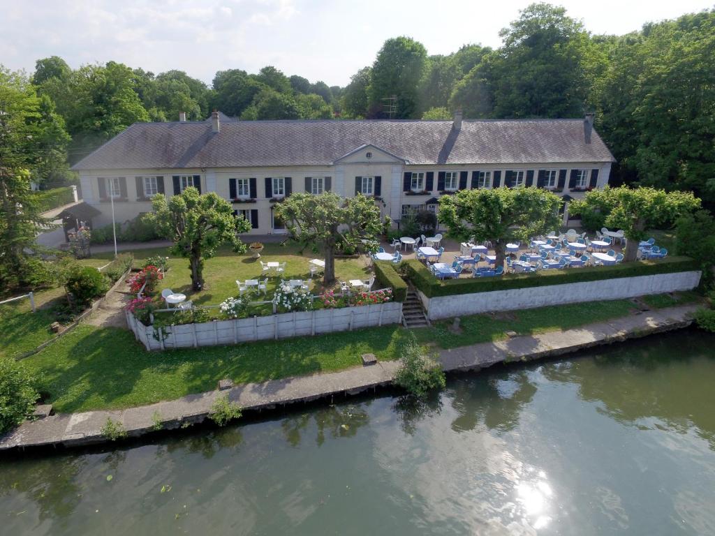 eine Luftansicht eines Gebäudes neben einem Fluss in der Unterkunft Hostellerie de Pavillon Saint-Hubert in Gouvieux