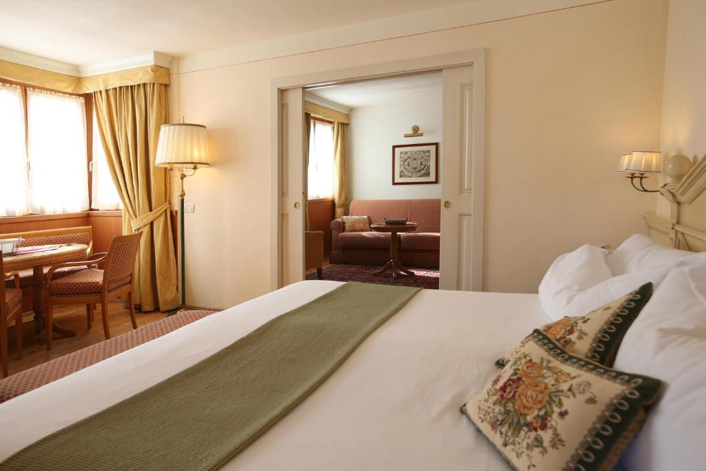 Postel nebo postele na pokoji v ubytování Alpen Suite Hotel