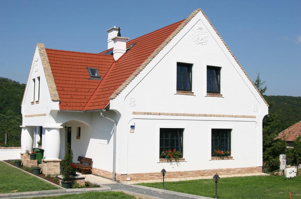 uma casa branca com um telhado vermelho em Pálos Resort em Zalacsány