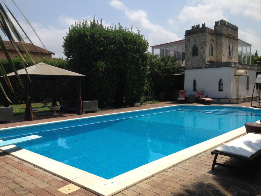uma piscina em frente a um edifício em Villa Guelfi em Cascina
