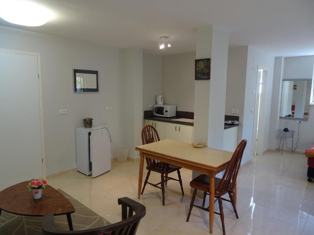 Kuchyň nebo kuchyňský kout v ubytování Magnificent studio in Zichron yaakov sea view and garden