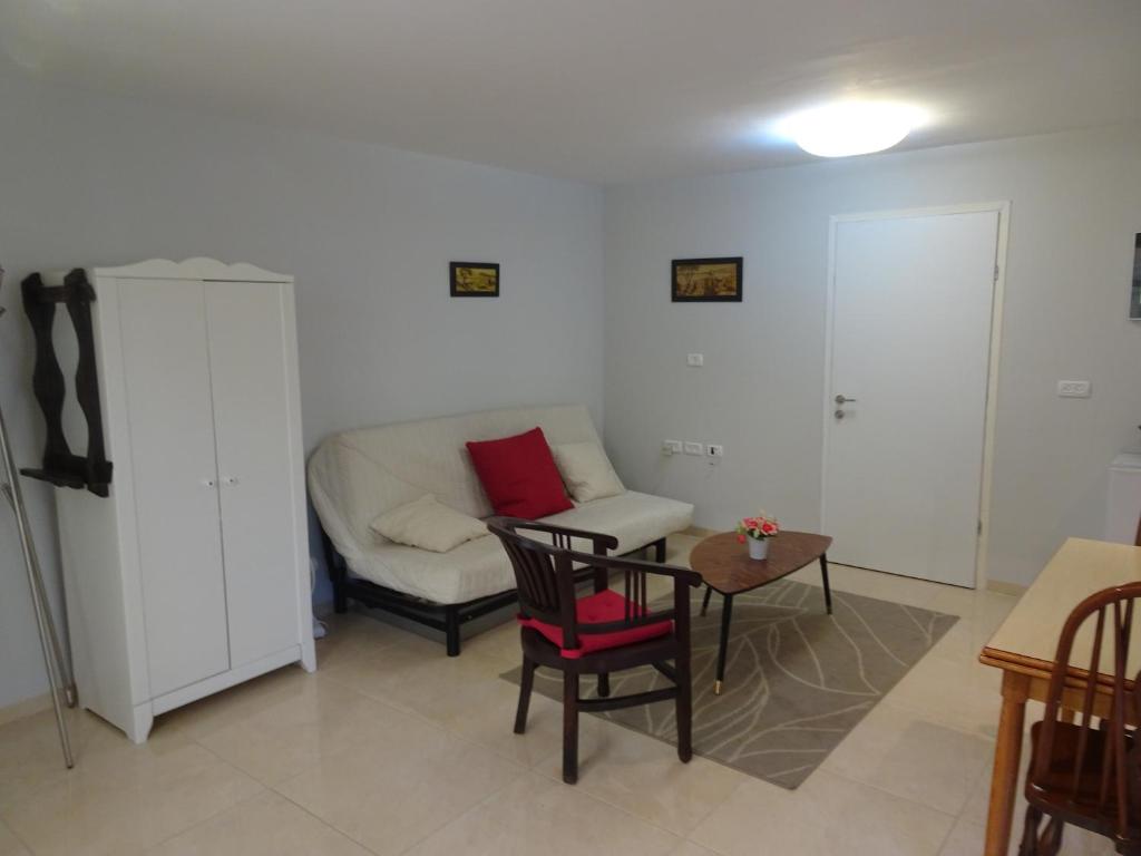 Posezení v ubytování Magnificent studio in Zichron yaakov sea view and garden