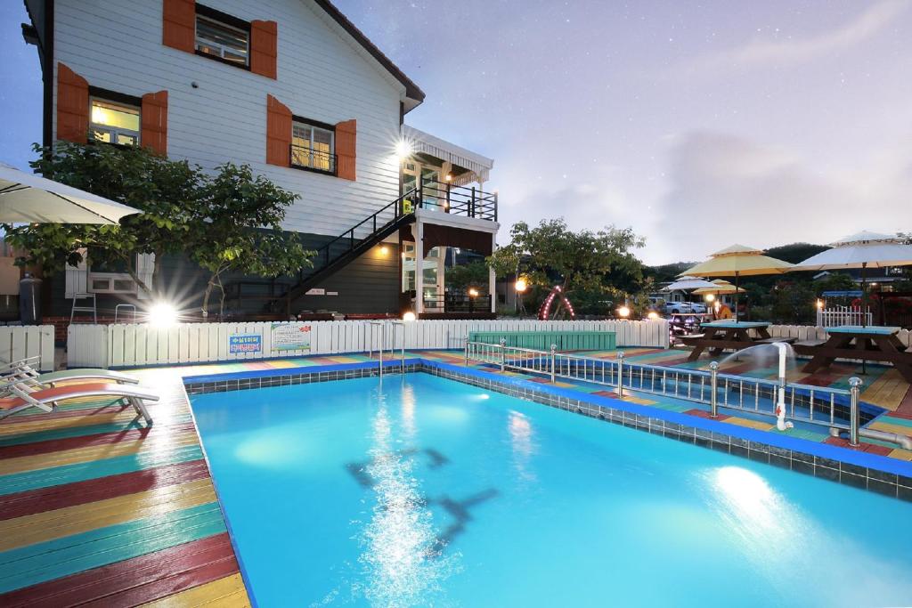 una gran piscina frente a un edificio en Yejeon Pension, en Gyeongju