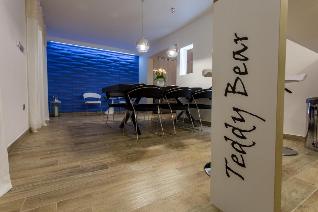 comedor con mesa y pared azul en Apartment Teddy Bear en Trogir