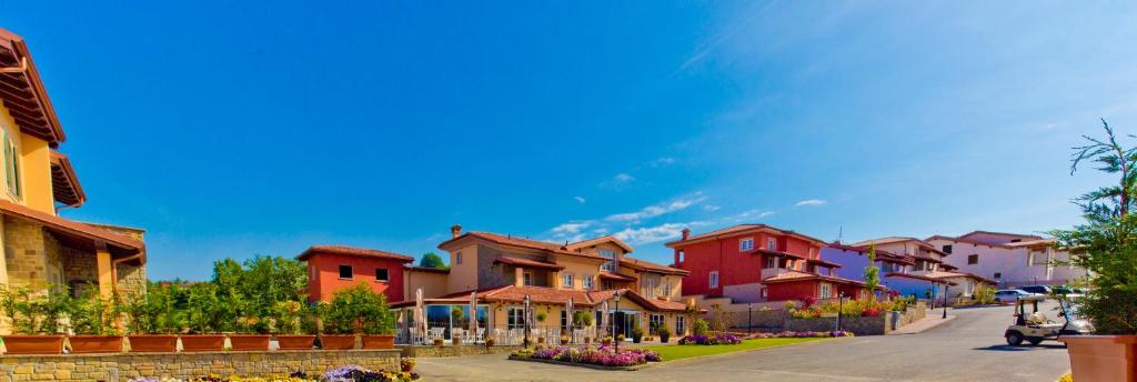 una fila de casas en una calle de la ciudad en Villa Carolina Resort, en Castelletto d'Orba