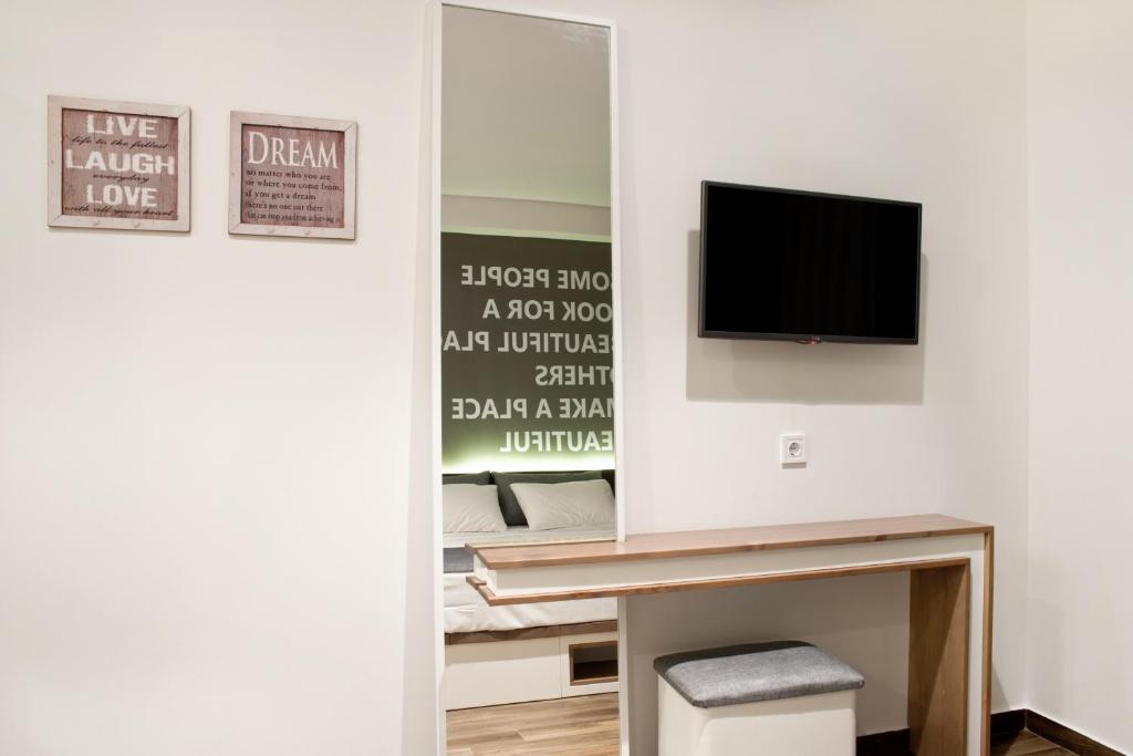 TV a/nebo společenská místnost v ubytování Chrysalis studios