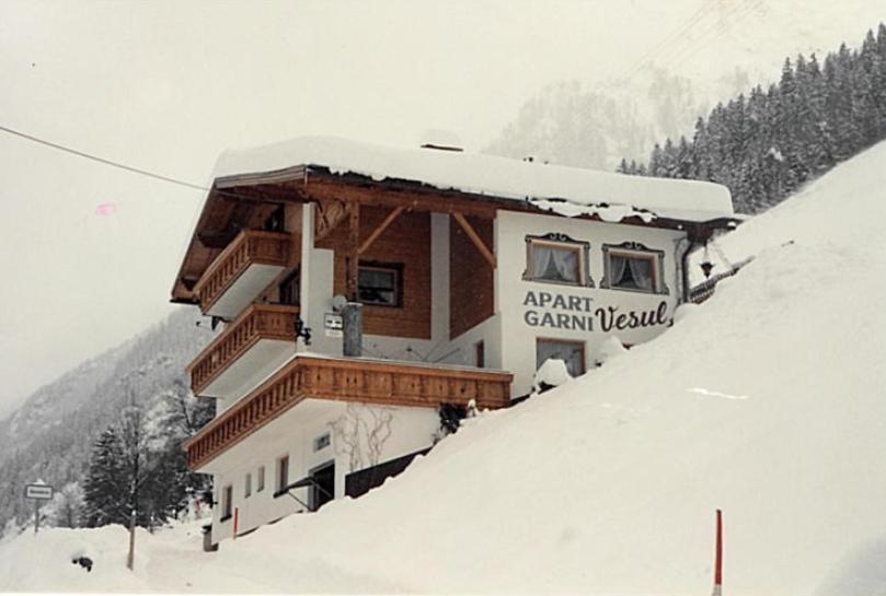un edificio en la cima de una montaña cubierta de nieve en Apart Garni Vesul, en Kappl