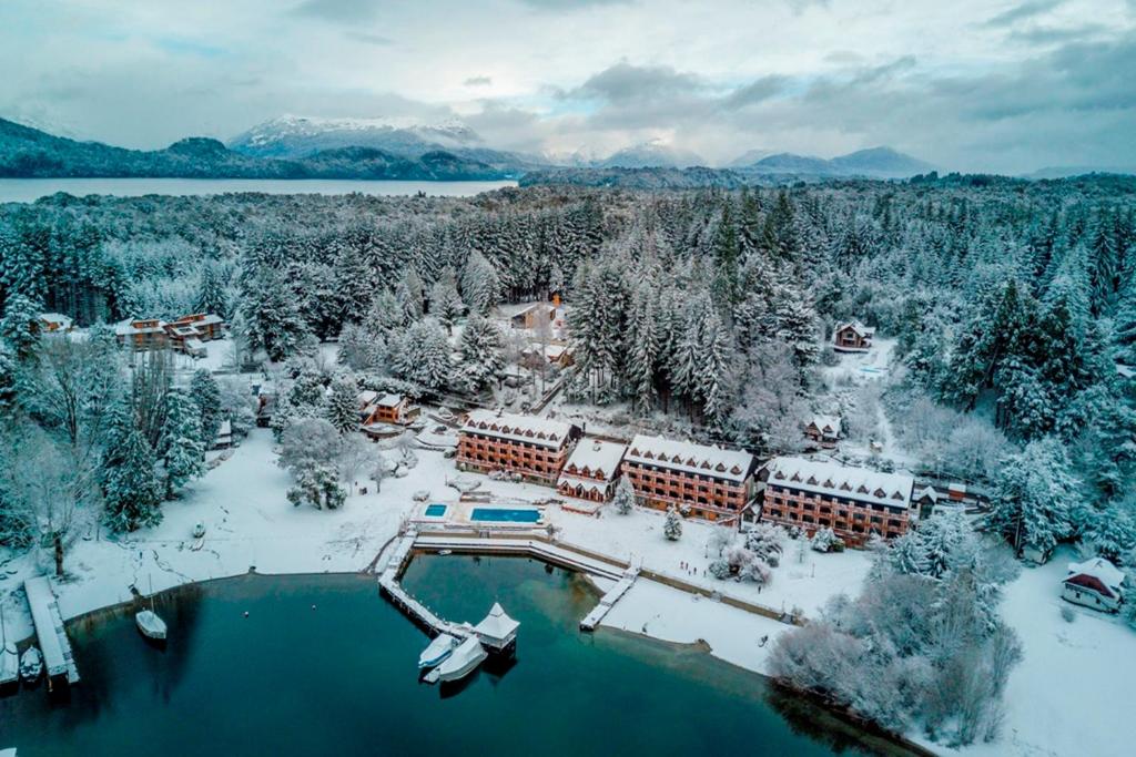 una vista aérea de un complejo en la nieve en Bahía Manzano Resort en Villa La Angostura