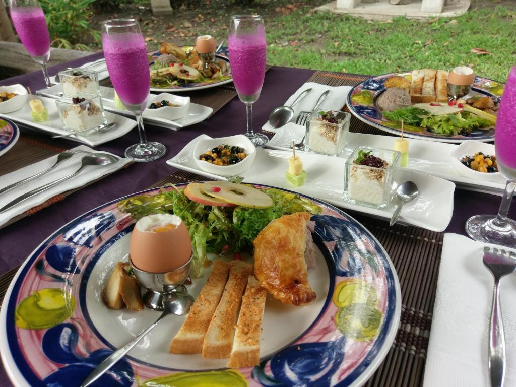 una mesa cubierta con platos de comida y bebida en Cenacle B & B, en Chenggong