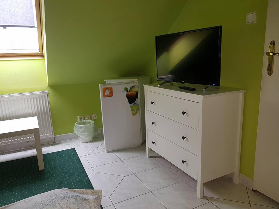 A television and/or entertainment centre at Penzión KORMOŠ