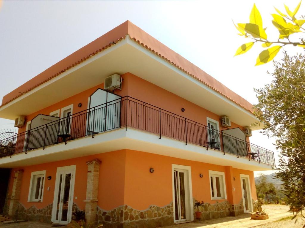 een oranje huis met een balkon bij Casale 920 in Agropoli