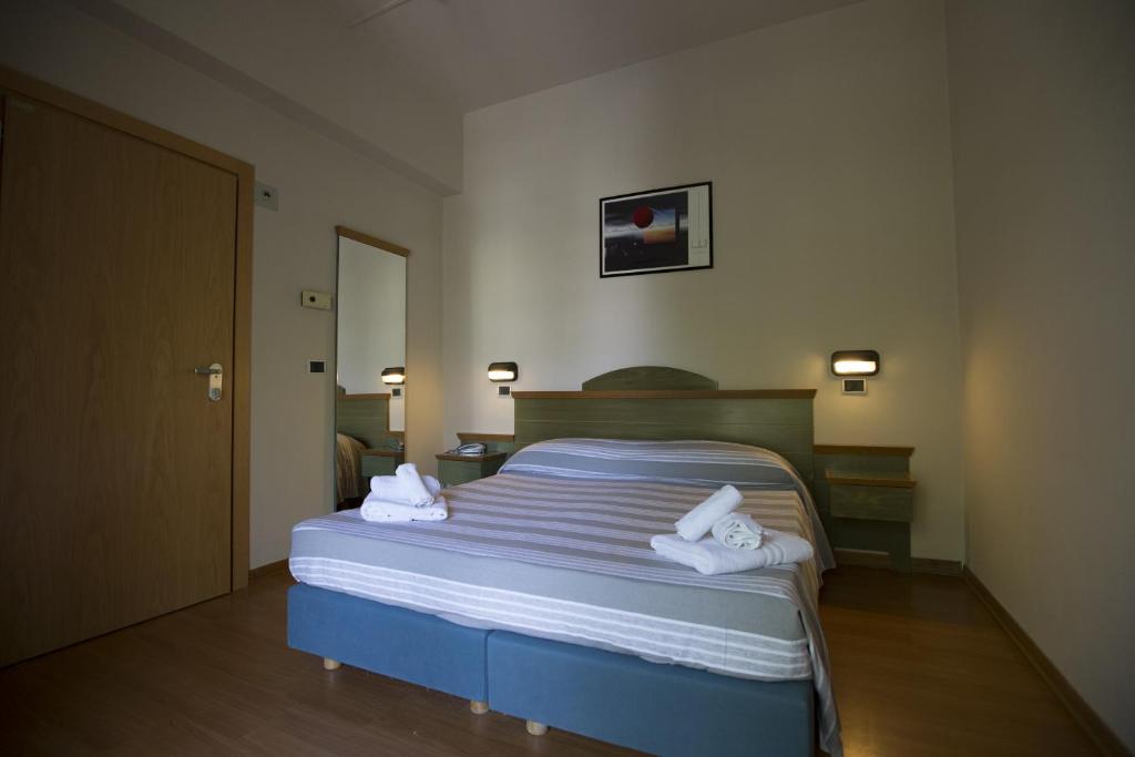 Postel nebo postele na pokoji v ubytování Hotel Impero