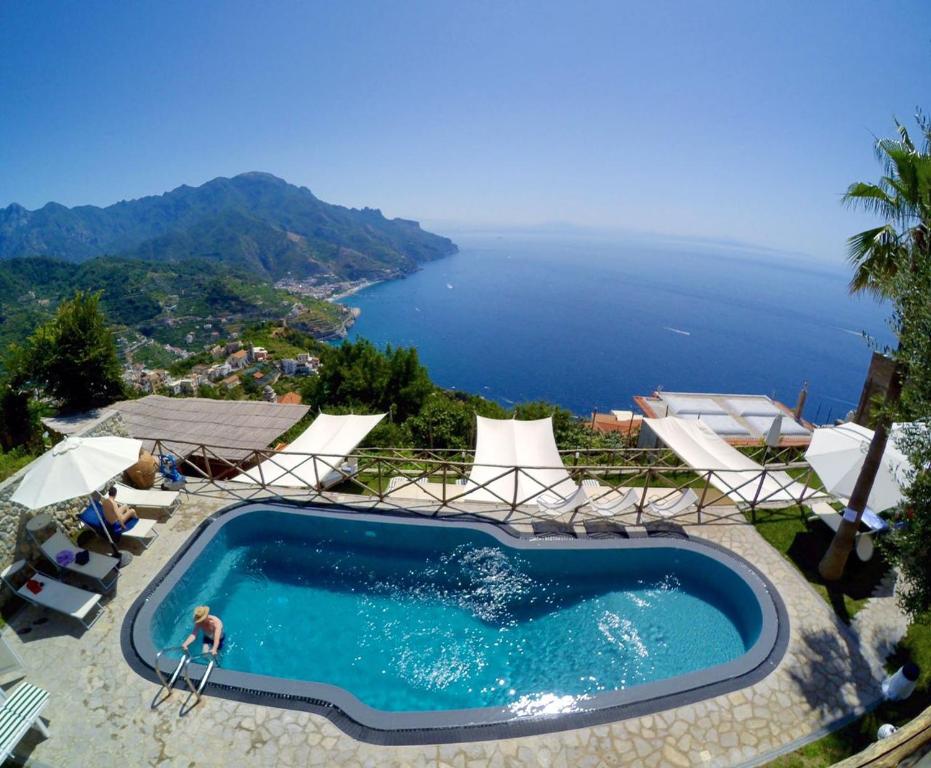 a swimming pool with a view of the ocean at Garden Hotel in Ravello