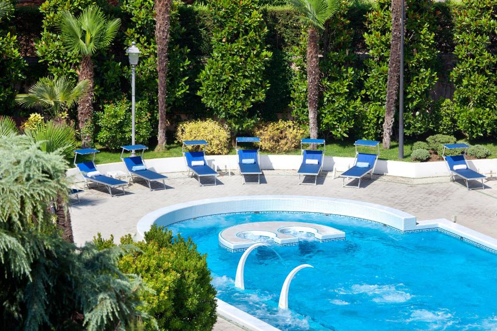 Bazén v ubytování Hotel Due Torri nebo v jeho okolí