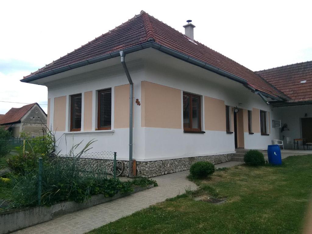 une maison blanche avec un toit rouge dans l'établissement Holiday Home Galícius, à Liptovský Mikuláš
