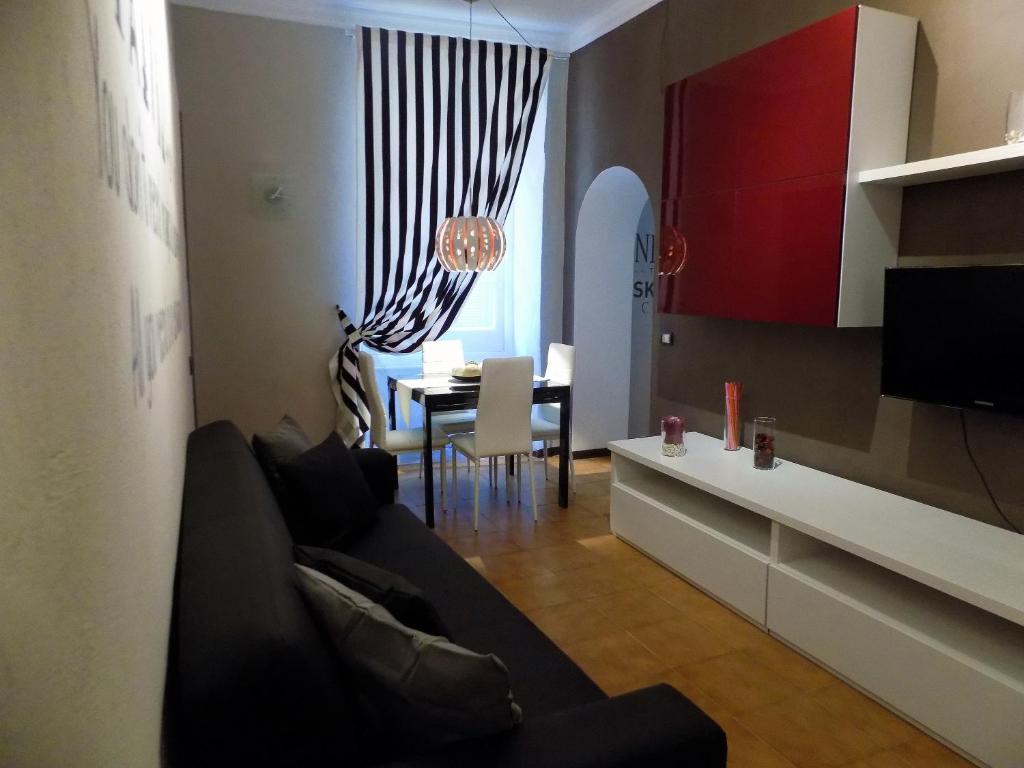 un salon avec un canapé et une table dans l'établissement Il Ristoro di Garibaldi, à La Spezia